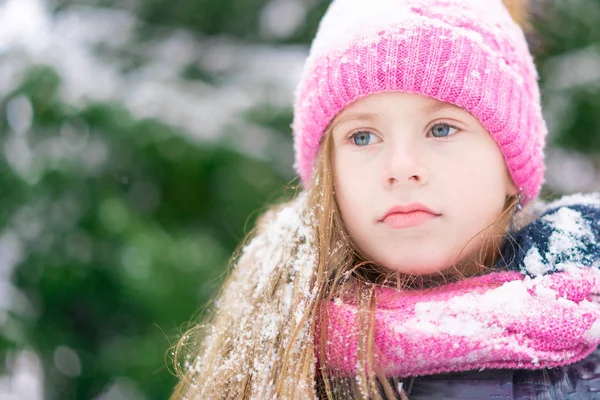 Una Linda Niña Con Ojos Azules Con Una Mirada Seria — Foto de Stock