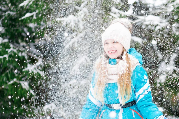 Ευτυχισμένο Χαριτωμένο Μικρό Κορίτσι Λευκό Καπέλο Ρίχνει Επάνω Χιόνι Ένα — Φωτογραφία Αρχείου