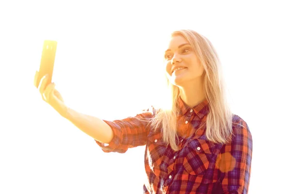 Usměvavá dívka dělá selfie. — Stock fotografie