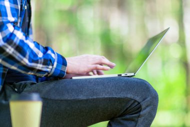 Eller bir dizüstü bilgisayarda yazarak.