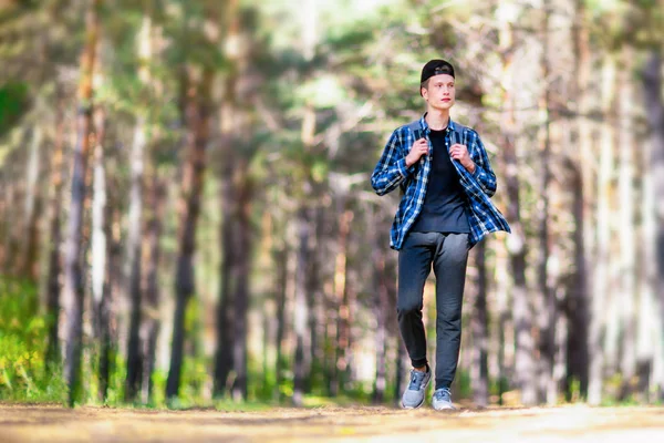 En ung man är att ha en resa i en skog. — Stockfoto