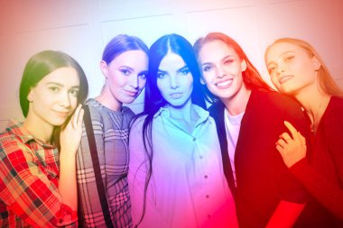 Çekici kız tavuk partide.