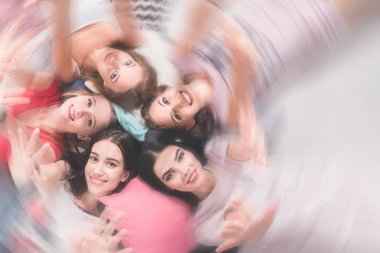 Daire, şirin genç kız.