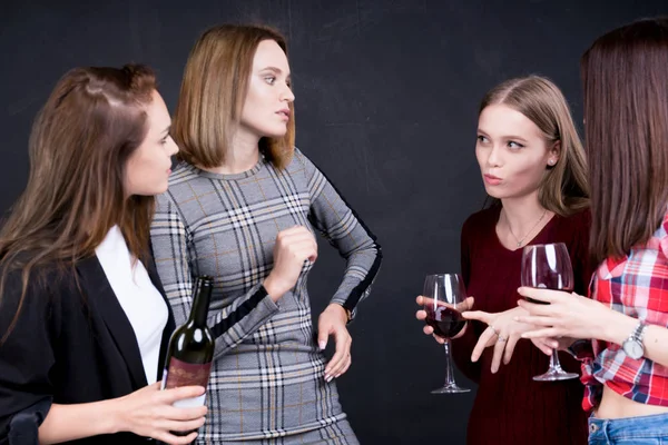 Junge Freundinnen versammelten sich, um Wein zu trinken. — Stockfoto