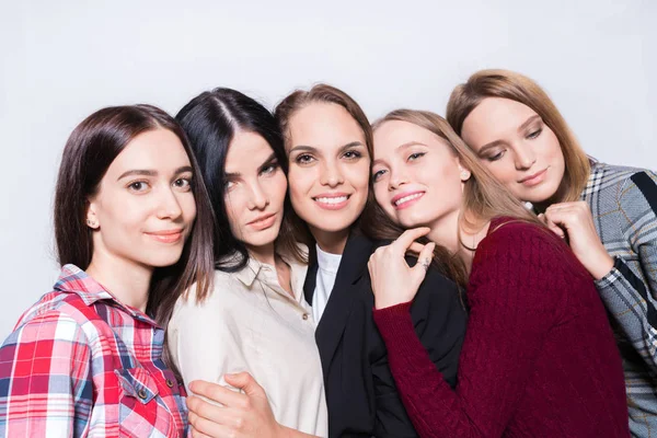 Gezamenlijke portret van aantrekkelijke jonge vrouwen. — Stockfoto