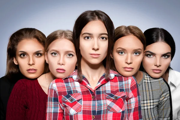 Jonge vrouwen met mooie gezichten kijken camera — Stockfoto