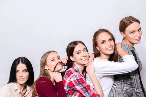 Ragazze attraenti in fila per la loro altezza . — Foto Stock