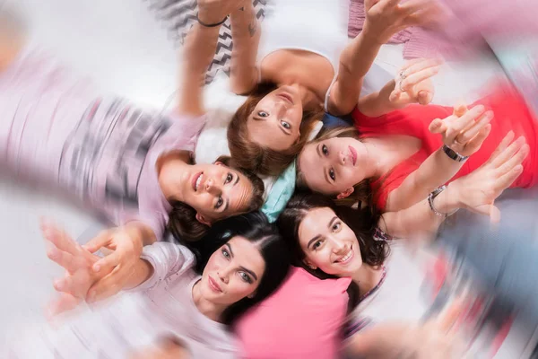 Il cerchio di belle ragazze che mettono fuori le mani . — Foto Stock