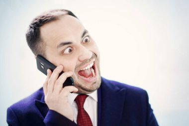 Bir işadamı konuşmak yüzleri bir telefon sırasında yapıyor.