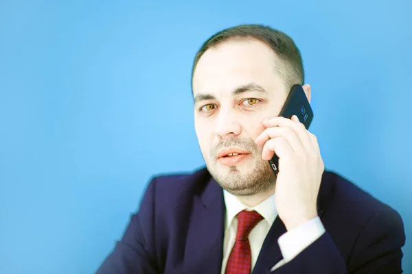 Homem de negócios fala por telefone celular . — Fotografia de Stock