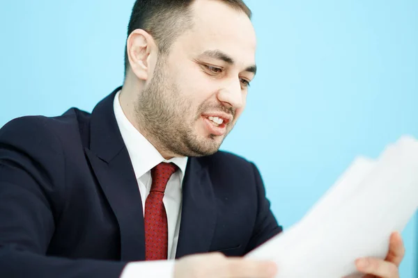 Feliz empresário leitura contrato . — Fotografia de Stock