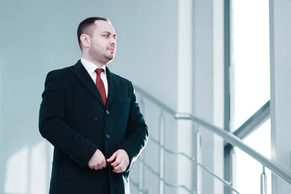 Un homme en costume d'affaires dans les escaliers . — Photo