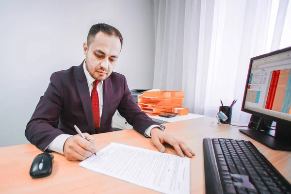 Een Ceo tekenen een akkoord in zijn werkplaats. — Stockfoto