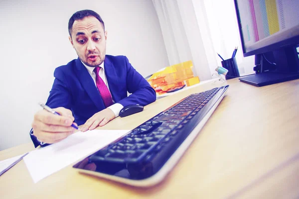 Een zakenman ondertekening van documenten in office. — Stockfoto