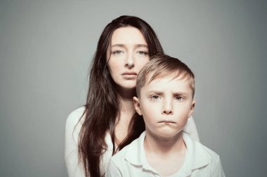 Çok üzgünüm anne ve oğlu stüdyoda poz