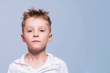 Üzgün küçük çocuk Studio poz