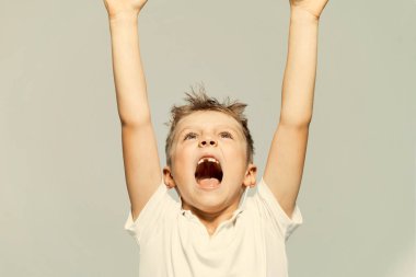 Dişsiz ufaklikla açık ağız ellerini kaldırdı. 