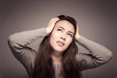 Genç bir kadının başı ağrıyor..