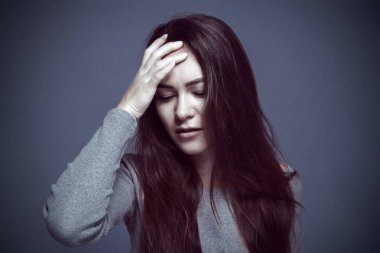 Genç bir kadının başı ağrıyor..