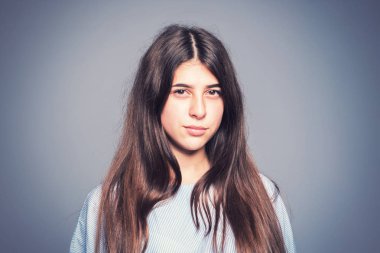 Kalın kaşları stüdyoda poz ile kız