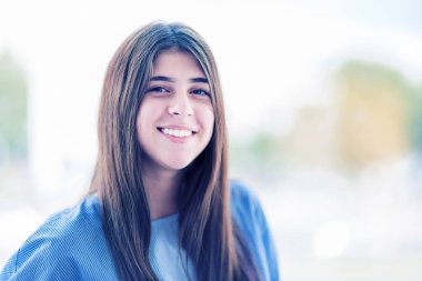 Kalın kaşları ile gülümseyen kız