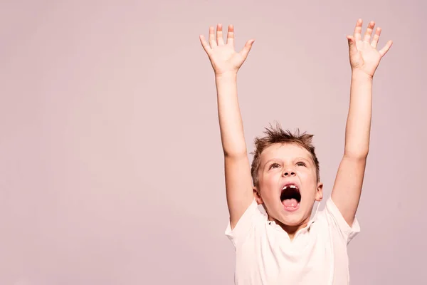 Toothless little boy with open mouth raised his hands up. — Stock Photo, Image