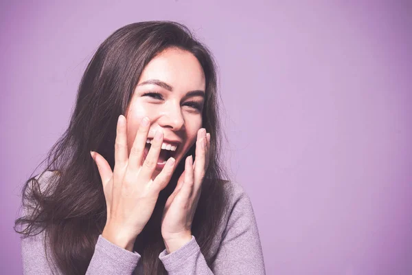 Riéndose chica atractiva con el pelo largo y oscuro . —  Fotos de Stock