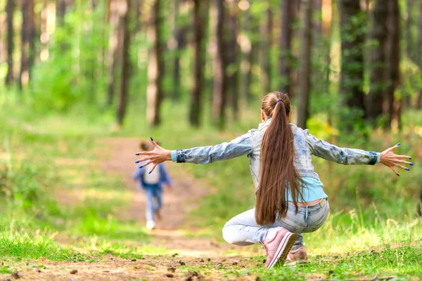 女の子彼女の母 彼女の母親の抱擁彼女の腕を開いて 実行されます 夏の森 森の中を歩く — ストック写真