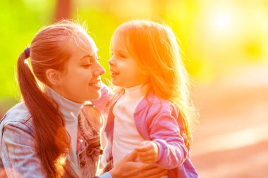 Mutlu anne ile kızı ormanda bir yürüyüş. Yaz günü, parlak güneş, iyi bir ruh hali
