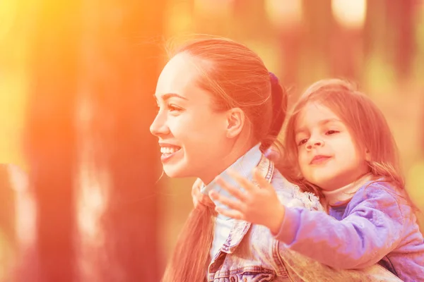 Hija Espalda Madre Madre Feliz Con Hija Paseo Día Verano —  Fotos de Stock