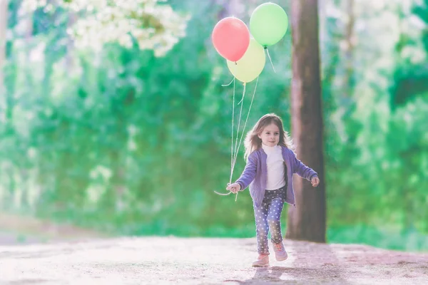 Leende Liten Flicka Körs Med Ballonger Händerna Bakgrund Grön Skog — Stockfoto