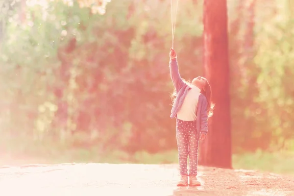 Little Girl Looks Raised Hand Holds Balloons Walk Woods Summer — Φωτογραφία Αρχείου