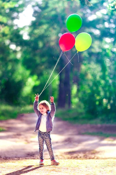 Souriante Petite Fille Tenant Des Ballons Dans Ses Mains Leva — Photo