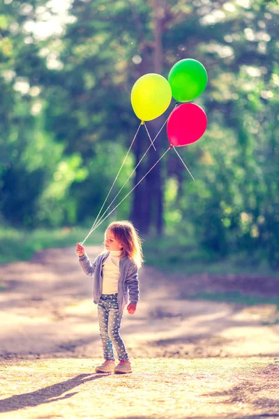 Des Ballons Air Petite Fille Tient Trois Ballons Vert Jaune — Photo