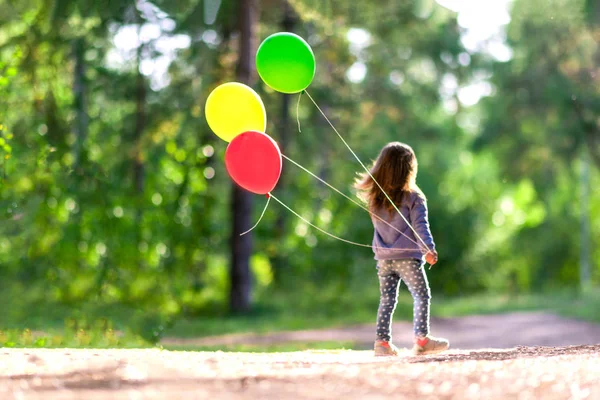 Liten Flicka Med Ljusa Ballonger Skogen Sommaren — Stockfoto