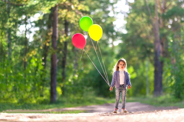 Petite Fille Sérieuse Avec Des Ballons Lumineux Dans Forêt Été — Photo
