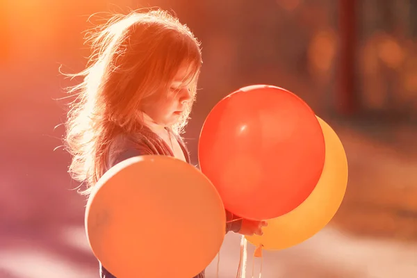 Petite Fille Tenant Des Ballons Gros Plan — Photo