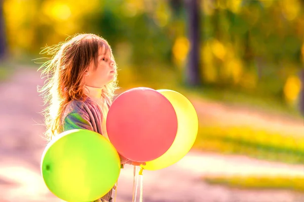 Petite Fille Sérieuse Tenant Trois Ballons Dans Forêt — Photo