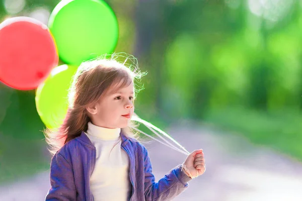 Petite Fille Avec Des Ballons Gros Plan — Photo