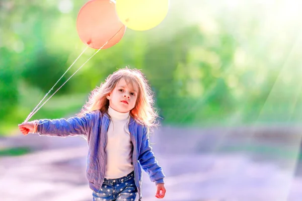 Allvarlig Liten Flicka Med Ballonger Närbild Bakgrund Grön Skog — Stockfoto