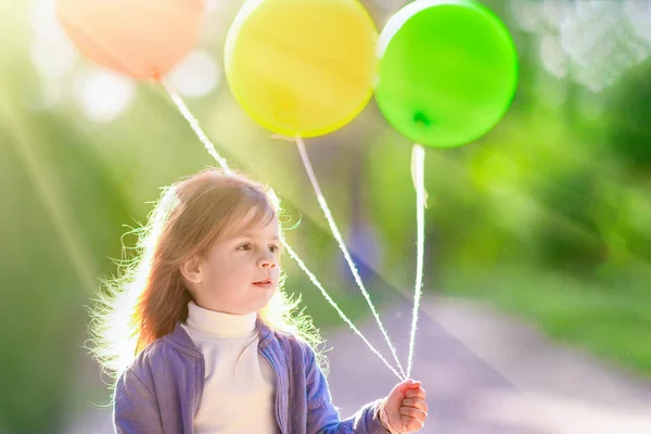 Petite Fille Avec Des Ballons Gros Plan — Photo