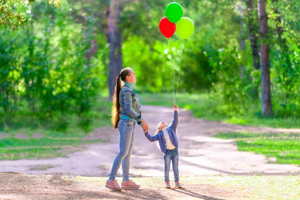 Maman Avec Fille Tenant Des Ballons Dans Forêt Journée Ensoleillée — Photo