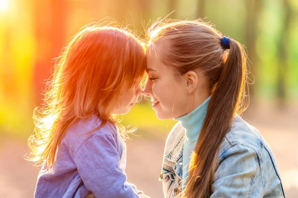 Giovane Madre Figlia Guardano Dolcezza Amore Sullo Sfondo Della Natura — Foto Stock