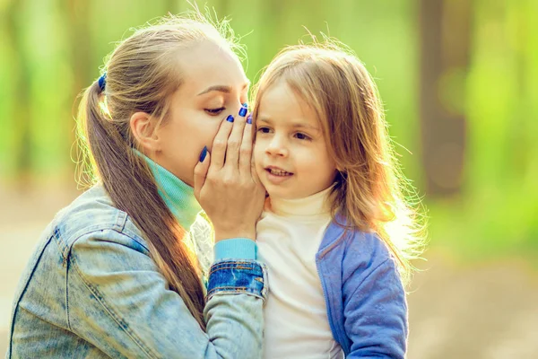 Mamma Viskar Dotter Hennes Öra Promenad Skogen Sommaren — Stockfoto