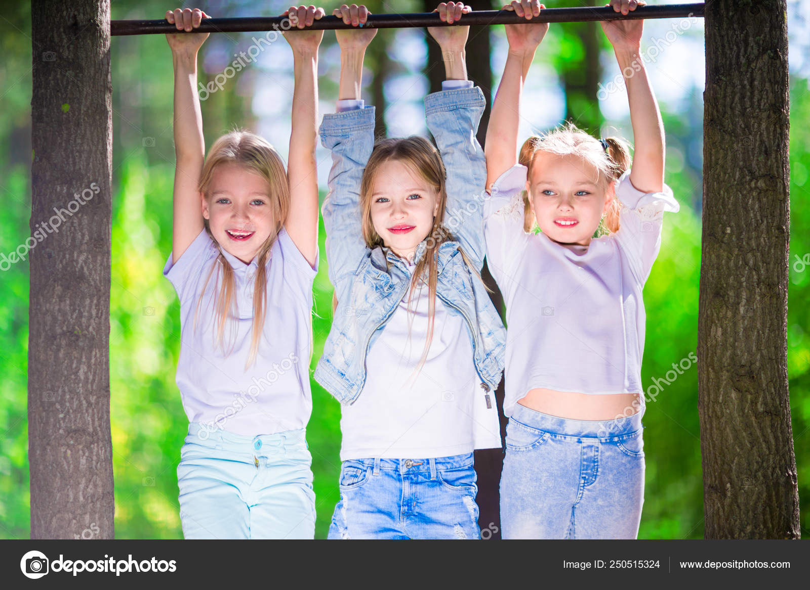 Hanging girls Group Girls Hanging Horizontal Bar Forest Fun Happiness — Stock Photo © stockaboo #250515324