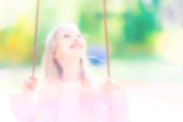 Petite Fille Rieuse Balançant Sur Une Balançoire Extérieur Dans Forêt — Photo