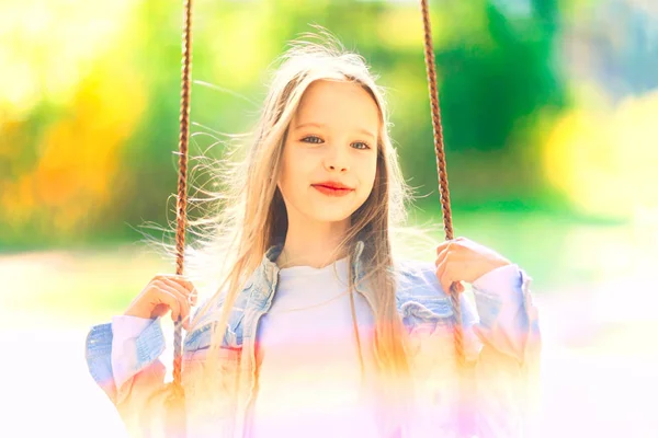 Mała Dziewczynka Kołysanie Huśtawce Zewnątrz Lesie — Zdjęcie stockowe