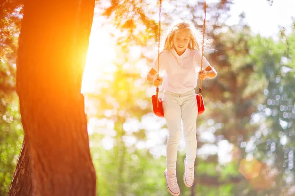 Lilla Flickan Gungar Swing Utomhus Iin Skogen Ljusa Solen — Stockfoto