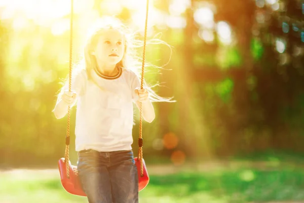 Lilla Flickan Gungar Gunga Utomhus Skogen Ljusa Solen — Stockfoto