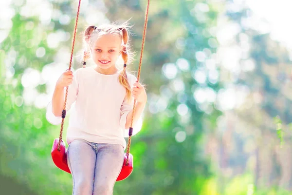 Piccola Ragazza Sorridente Che Oscilla Altalena All Aperto Nella Foresta — Foto Stock